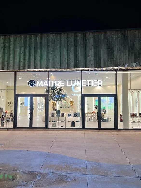 La devanture vitrée de Maître Lunetier au Centre Commercial Eden, de nuit