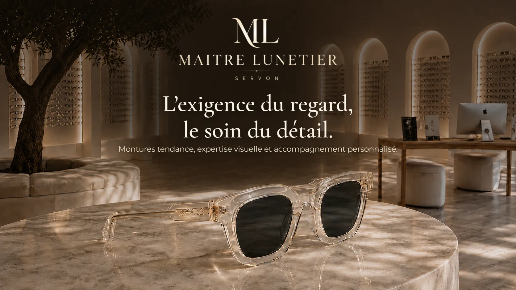 La boutique Maître Lunetier à Servon : arches de montures lumineuses, olivier centenaire et monture cristal posée sur une table de marbre